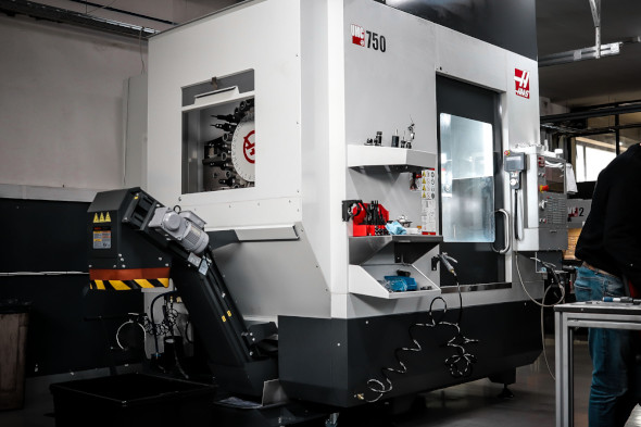 HAAS UMC 750 – FRESADORA DE 5 EIXOS